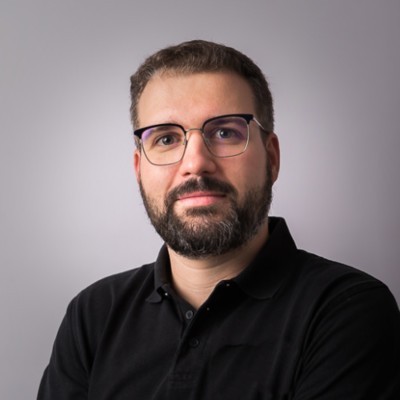Portrait de Yoann PIERRE souriant avec une barbe et des lunettes